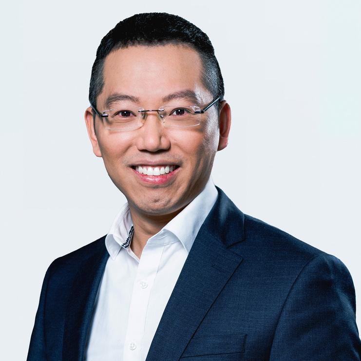 Porträt von Xiaohui Liu, LL.M. Xiaohui Liu, LL.M., ein Mann mit kurzem schwarzem Haar und Brille, trägt einen dunkelblauen Anzug und ein weißes Hemd. Er lächelt freundlich in die Kamera vor einem hellen Hintergrund.